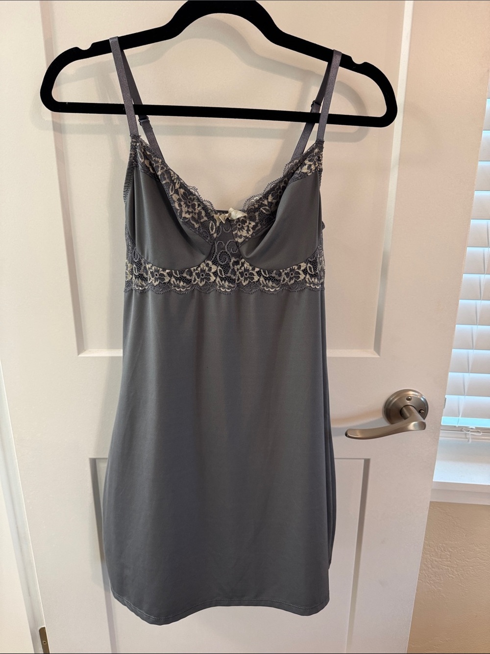 Marilyn Monroe Gray Lace Trim Chemise Built In Cups Adjustable Straps Sleepwear